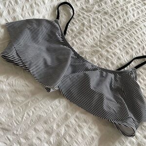 Old Navy frilled bikini top size XL